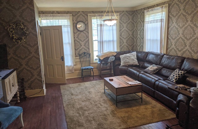 Beautiful circa 1870's home 3 bedrooms with tvs, mini fridges, Roku/amazon tv