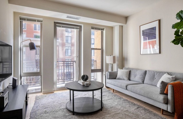 Beautiful Clarendon 1BR w/Pool, nr Restaurants & Bars, by Blueground