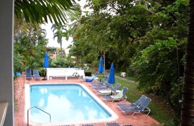 Beautiful Condo on White Sandy Beach-Crystal Turquoise Waters