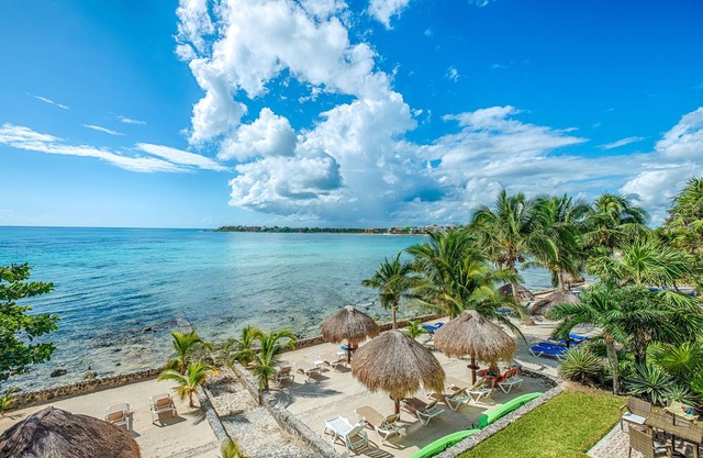 Beautiful condo with ocean view, shared pools and amazing views!