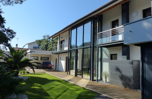 Beautiful contemporary villa between lake and ocean. Free wifi.