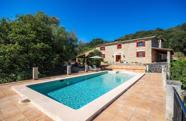 Beautiful Country Estate "Hort den Salat" with Pool, Wi-Fi and Garden