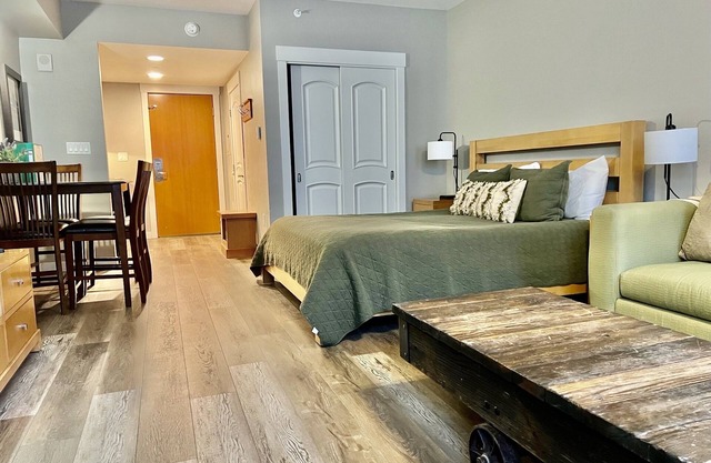 Beautiful Cozy Studio at the Base With Heated Parking-Can’t beat the location!