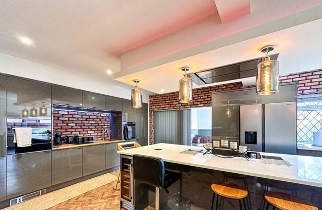 Beautiful Detached Villa - Jacuzzi Bath - Parking