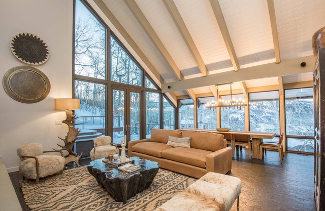 Beautiful family house with private access to the slopes