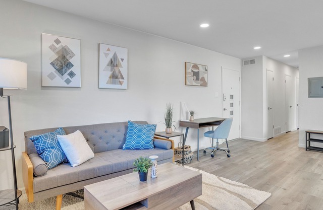 Beautiful Furnished 2 Bedroom w Fast Wi-Fi + Parking Space + Central DT Location