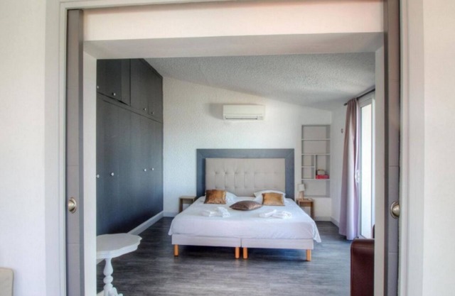 Beautiful holiday home, charm and rest. Seaview!