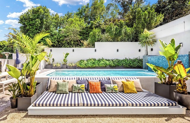 Beautiful Hollywood Hills Villa - Heat Pool, BBQ, Hollywood Sign Views, 4BR, 3BA