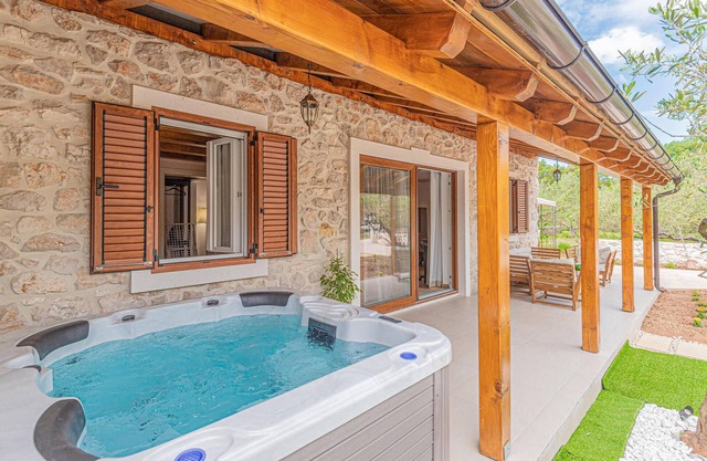 Beautiful home in Sibenik with kitchen