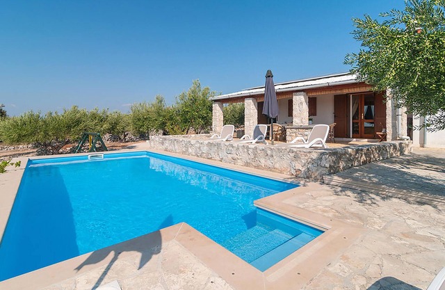 Beautiful home in Sutivan