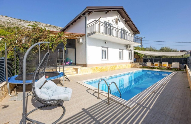 Beautiful home in Tugare