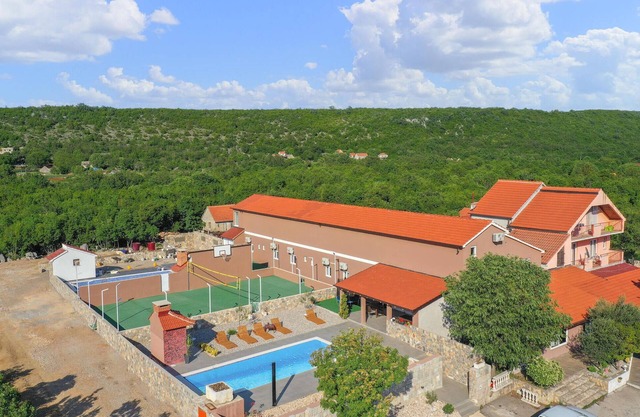 Beautiful home in Ugljane with WiFi