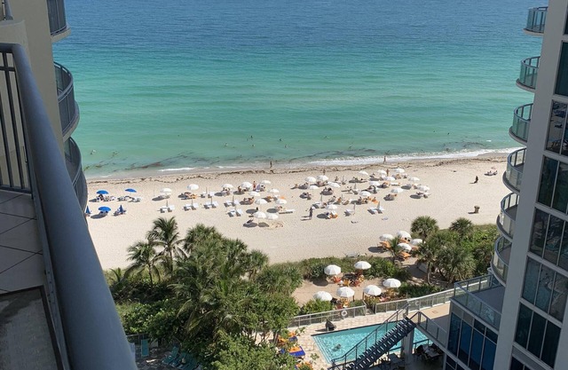 Beautiful Hotel Suite on the Beach ! Minimum 3 months.