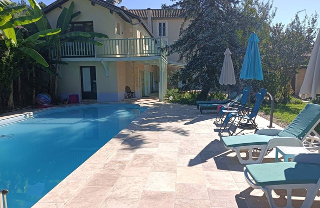Beautiful house for 8 people, heated pool May to September, sauna, garden.