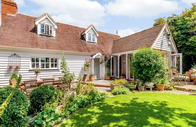 Beautiful house, peaceful surrounding yet close to towns and beaches.