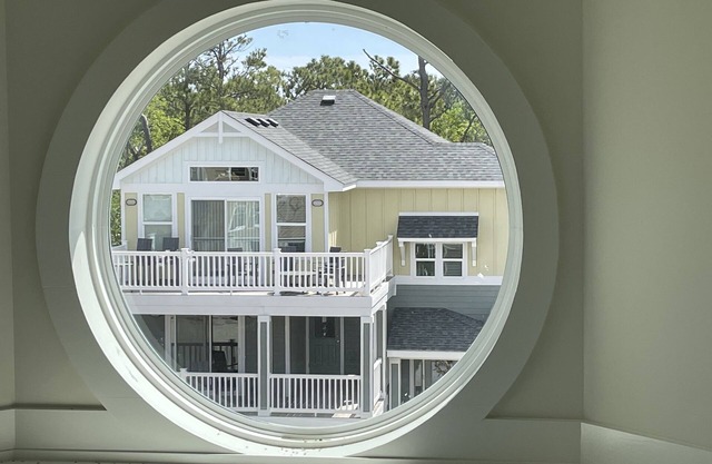 Beautiful house, sound view, minutes to beach, Free Horse Passes, EV Charger