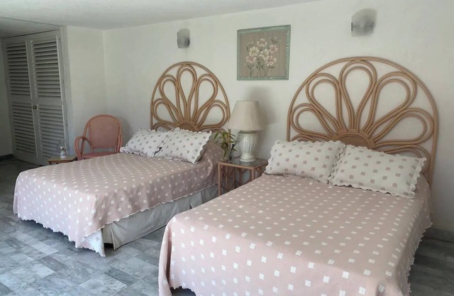 Beautiful house, swimming pool with boiler, huge garden