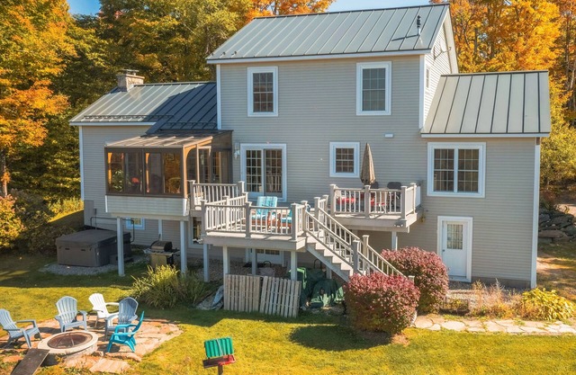 Beautiful house w/mountain & pond views, hot tub, pool table, bbq, firepit, w/d