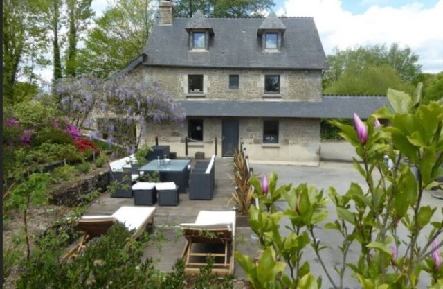 Beautiful House with own Pool & Hot Tub set in Quiet Hamlet next to Private Lake