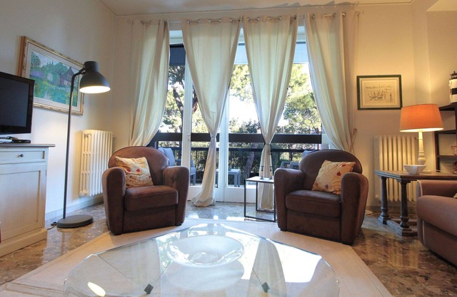 Beautiful apartment for 6 guests with WIFI, A/C, hot tub, sauna, TV and terrace, close to Sirmione