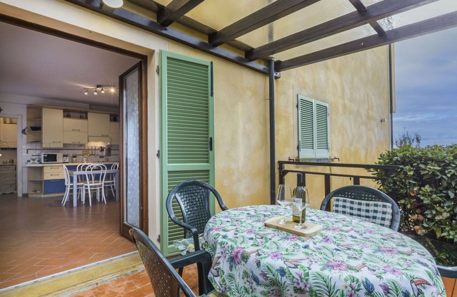 Beautiful apartment for 2 guests with WIFI, A/C, pool, TV, patio and pets allowed