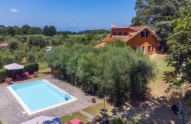 Beautiful private villa for 6 guests with WIFI, private pool, A/C, TV and patio