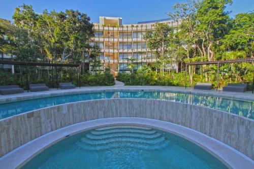 Beautiful Jungle Loft, 7 Pools, Free Beach Shuttle