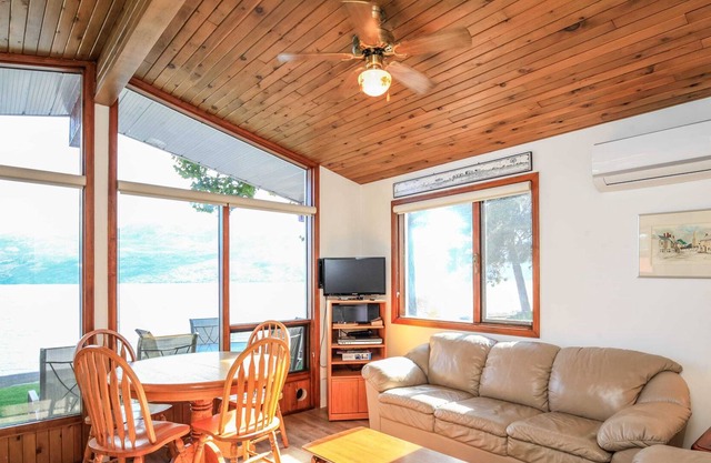 Beautiful Lake Front Cabin (Cabin #4)