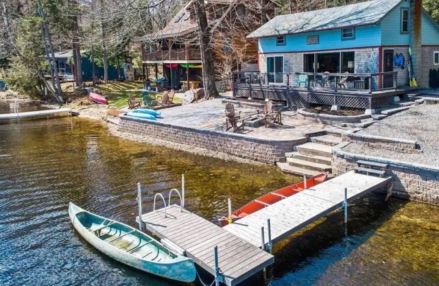 Beautiful lakefront Summer Lake House & Ski Cottage near Mt. Sunapee