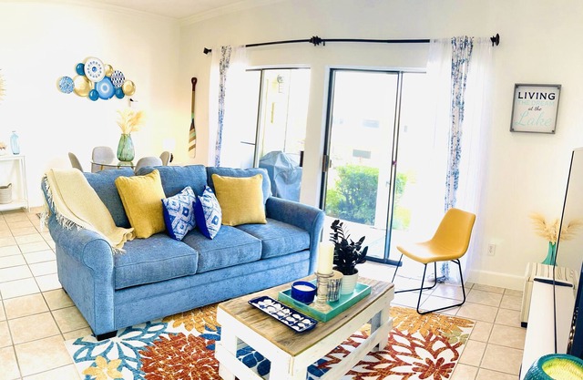 Beautiful LakeFront Home with pool /6guest