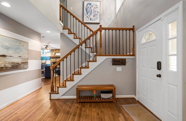 Beautiful Lakehouse w/kayaks & Canoes + Hotub Gated Community w/Private Beach