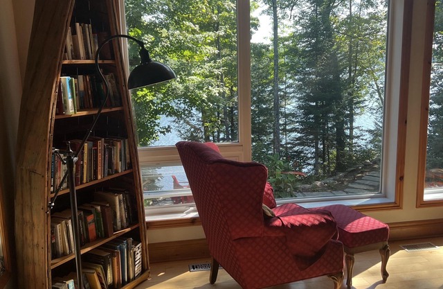 Beautiful Lakeside Cottage with Hot Tub, winterised & excellent wifi