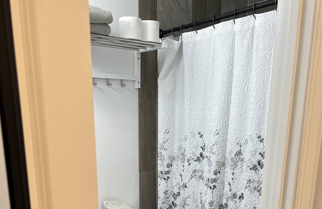 Beautiful loft centrally located in Hickory, 7 minutes to Fry Regional Medical .