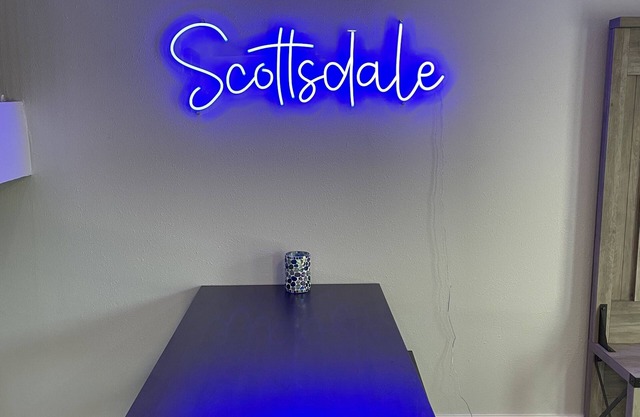 Beautiful Modern Condo Walking Distance to Old Town Scottsdale