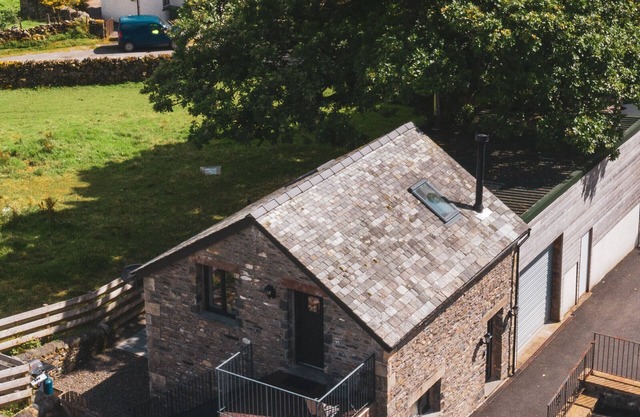 Beautiful modern Lakeland cottage with private hot tub, bbq and wood burner