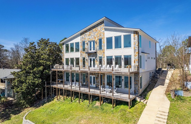 Beautiful modern new build - this house has everything, 7 bedrooms, lake access!