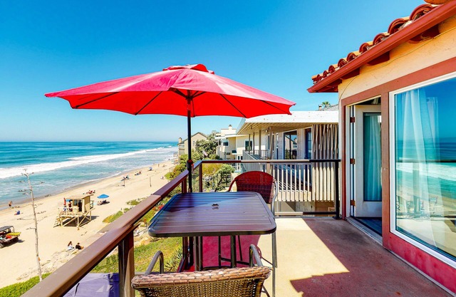 Beautiful Oceanfront Condo w/Private Balcony, Free WiFi
