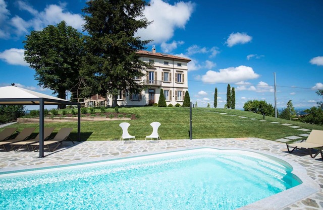 Beautiful private villa for 12 people with A/C, WIFI, private pool, TV, patio and panoramic view