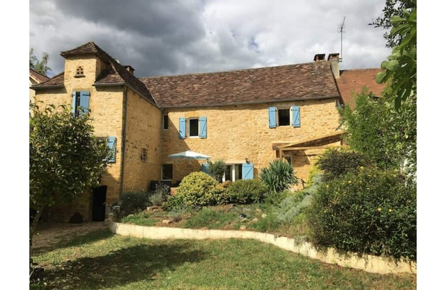 Beautiful Perigordian house with swimming pool