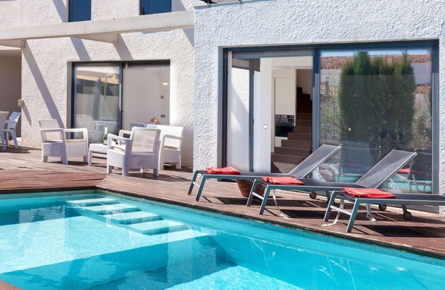 Beautiful private villa for 7 people with A/C, WIFI, private pool, TV, patio and parking