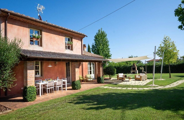 Beautiful private villa for 4 guests with private pool, WIFI, A/C, TV and veranda, close to Lucca