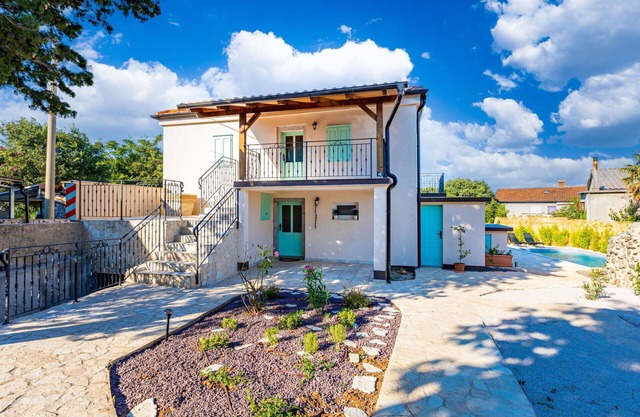 Beautiful private villa for 8 people with WIFI, private pool, A/C, TV and terrace