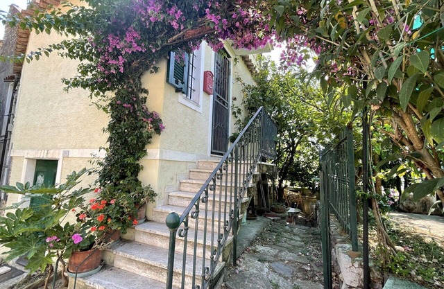 Beautiful private villa for 4 guests with WIFI, TV, patio, pets allowed and panoramic view