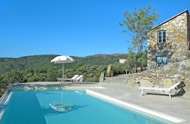 Beautiful private villa for 5 people with private pool, WIFI, TV and patio