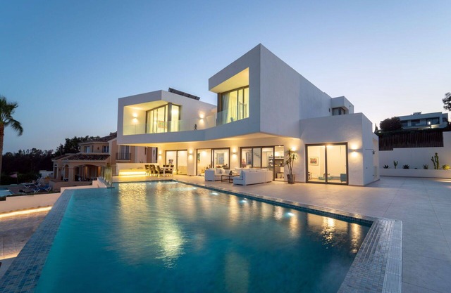 Beautiful private villa for 10 guests with A/C, WIFI, private pool, TV, terrace and pets allowed