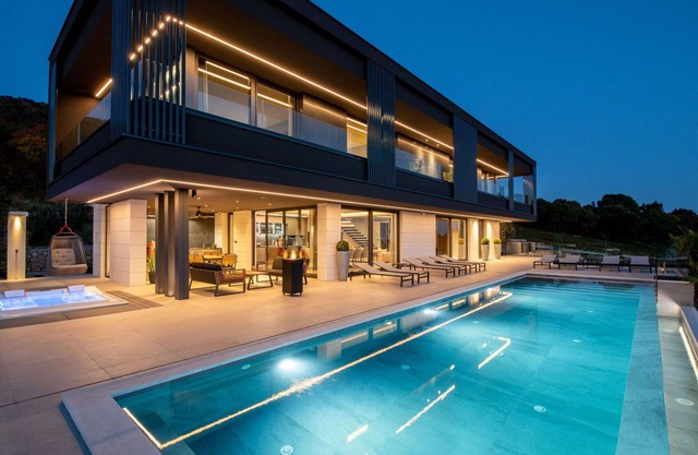 Beautiful private villa with private pool, hot tub, A/C, WIFI, TV, terrace and panoramic view