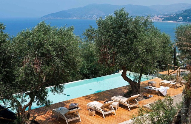 Beautiful private villa for 18 people with A/C, WIFI, private pool, TV and terrace