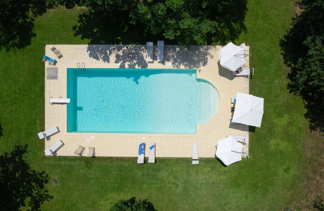 Beautiful private villa with hot tub, WIFI, private pool, TV, pets allowed, close to Montepulciano