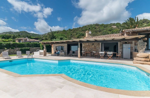 Beautiful private villa for 9 guests with WIFI, private pool, A/C, TV and patio