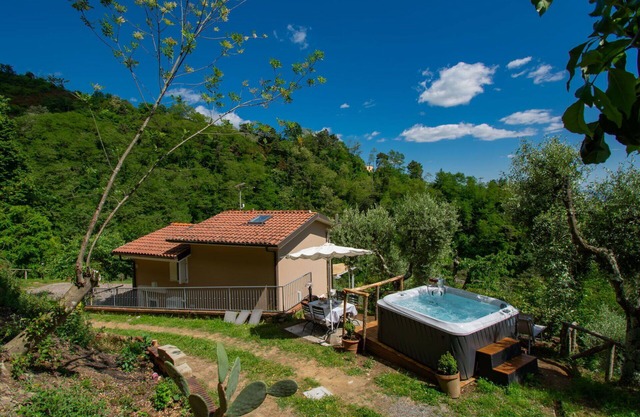 Beautiful private villa for 6 guests with hot tub, WIFI, private pool, TV, patio and pets allowed
